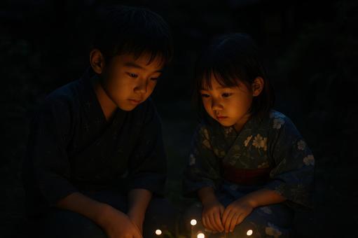 夜の庭で光を見る兄妹 夜の庭で光を見る兄妹の写真