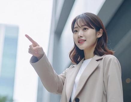 向かう方向を指差す女性 向かう方向を指差す女性の写真