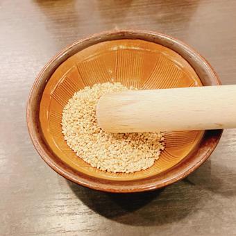 とんかつを食べる前の作業　ごますり ごま,スリバチ,擂るの写真素材