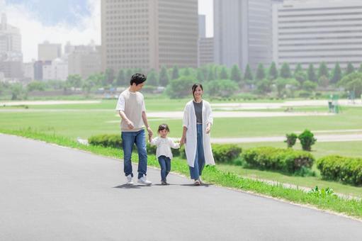 土手を歩く親子 土手を歩く親子 人物,家族,土手の写真素材