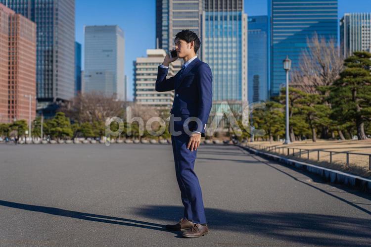 スマホで会話しているビジネスマン ビジネス,男性,スマートフォンの写真素材