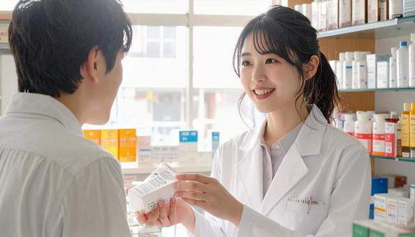 笑顔で働く薬剤師 笑顔で働く薬剤師の写真