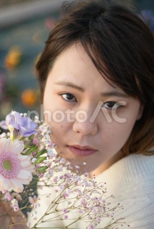 可愛い日本人の笑顔の女性と花 女性,春,女の子の写真素材