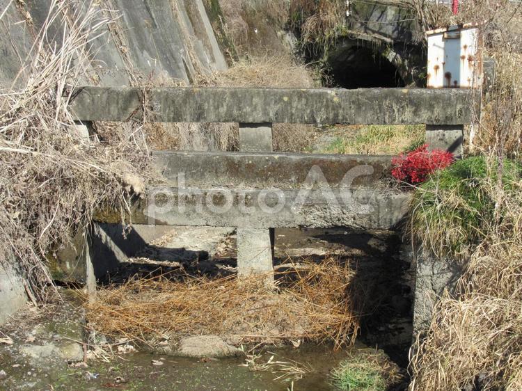 今も残る石造りの古い水門 水門,水,川の写真素材