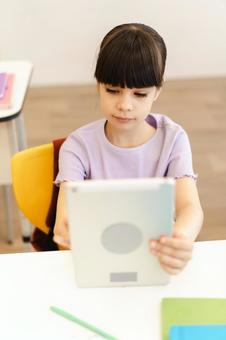 タブレットで勉強する女の子 女の子,子ども,人物の写真素材