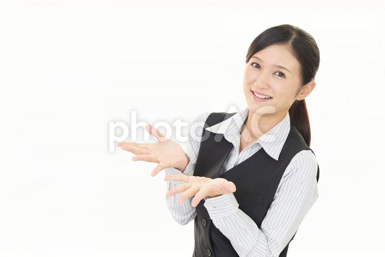 掌を見せる笑顔のビジネスウーマン 女性,ビジネスウーマン,女の写真素材