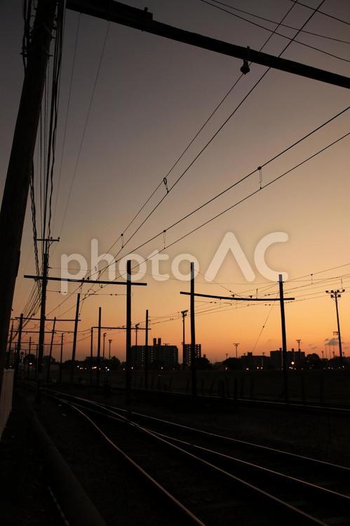 遠くまで続く線路 夕焼け,線路,電柱の写真素材