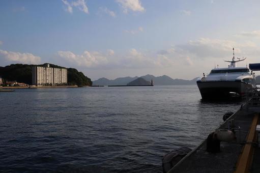 広島港の夕景（高速船） 広島港,夕暮れ,夕日の写真素材