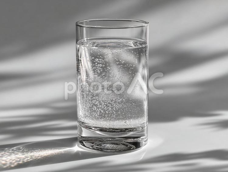 光と影が織りなす透明なグラスに注がれた水 水,グラス,透明の写真素材