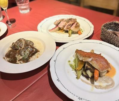 テーブルに並ぶイタリア料理 テーブル,並ぶ,イタリアンの写真素材