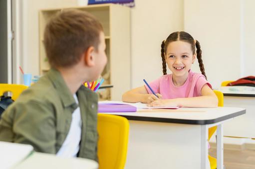 振り向く男の子と笑顔の女の子 男の子,女の子,子どもの写真素材