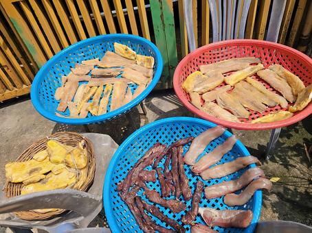 天日干し中の魚や牛肉 干物,干し魚,ひものの写真素材