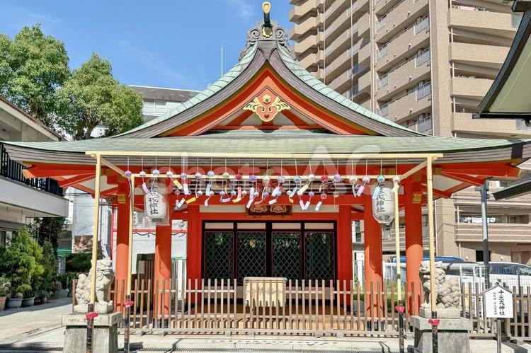 神社の夏景色、風鈴が揺れる境内 風鈴,神社,夏の写真素材