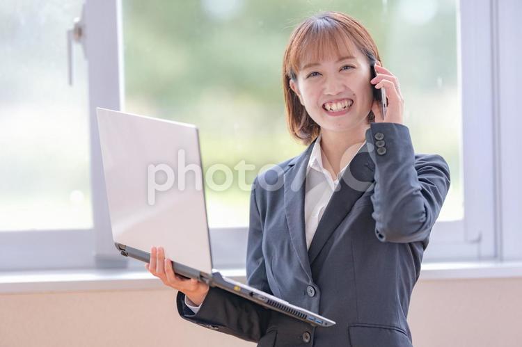 スマホとPCとビジネスウーマン ビジネスウーマン,スーツ,女性の写真素材
