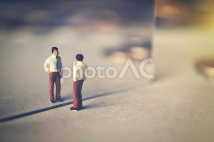 鏡に映るミニチュアのビジネスマン 職業,ビジネスマン,男の写真素材