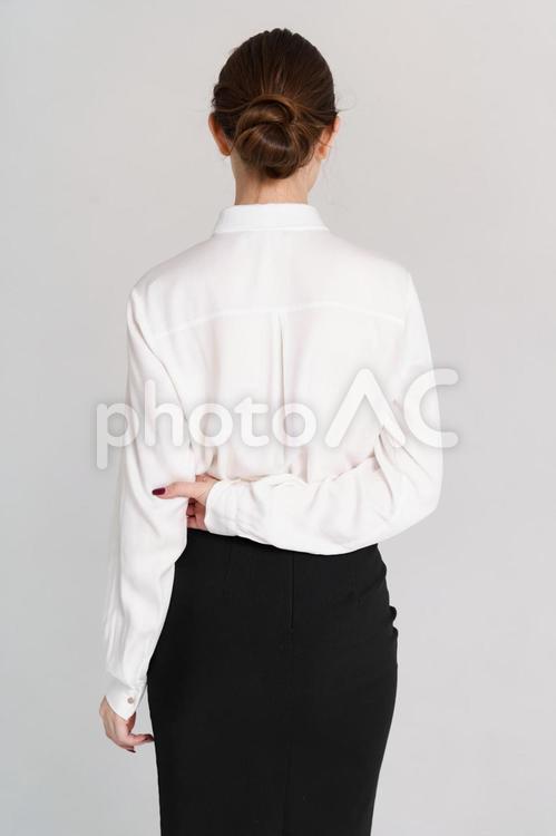 腕を掴む女性の後ろ姿 後ろ姿,立つ,腕を掴むの写真素材