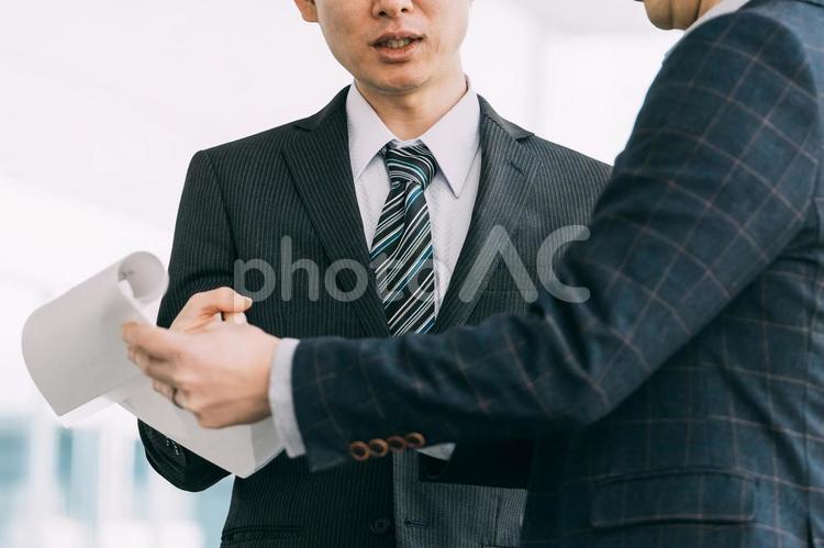 打ち合わせをする2人の男性ビジネスマン 男性,ビジネス,ビジネスマンの写真素材