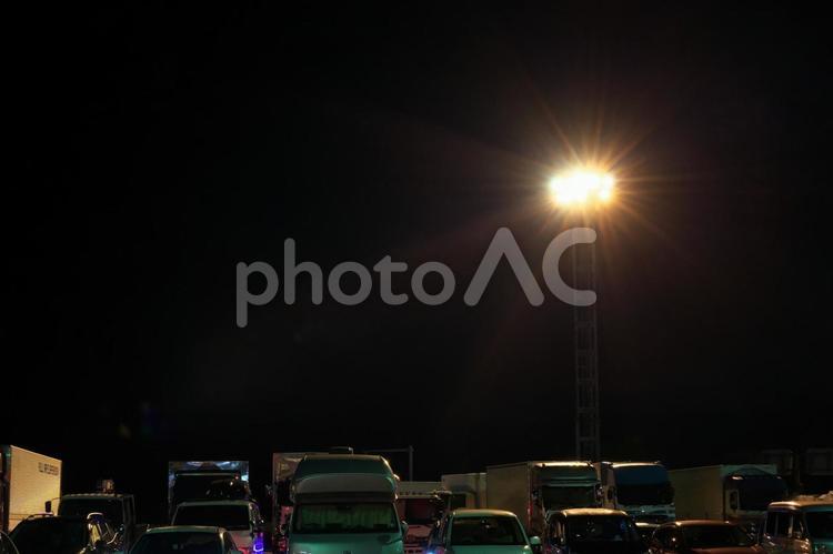 夜の駐車場と街灯 夜,駐車場,街灯の写真素材