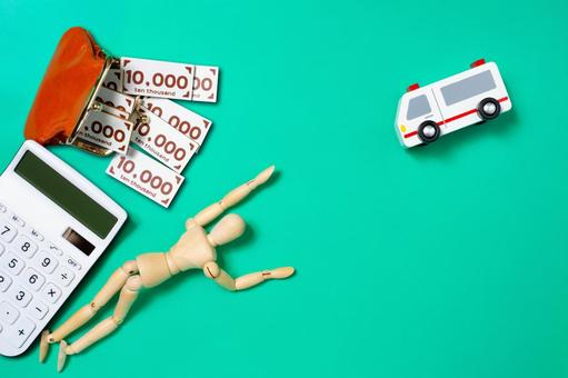 倒れた人形と救急車で医療費のイメージ 倒れる,救急車,自動車の写真素材