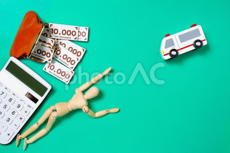 倒れた人形と救急車で医療費のイメージ 倒れる,救急車,自動車の写真素材