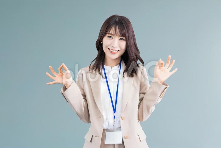 OKポーズをする笑顔のビジネスウーマン 女性,ビジネス,人物の写真素材