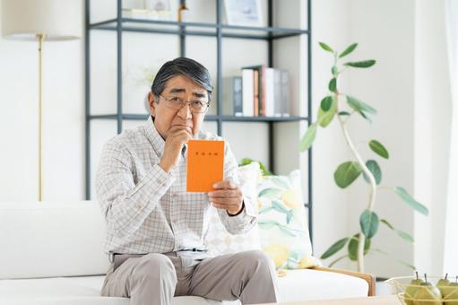 年金で悩むシニアの男性 年金で悩むシニアの男性 悩む,年金,シニアの写真素材