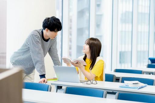 教室で授業を受ける大学生 大学生,教室,笑顔の写真素材