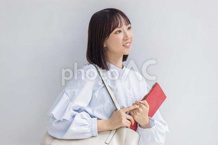 手帳を持つ笑顔のビジネスウーマン 女性,ビジネス,ビジネスウーマンの写真素材