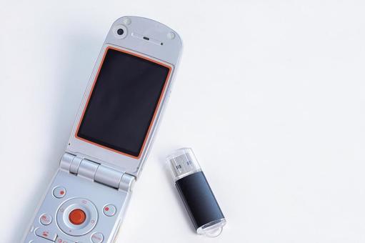 ガラケーとUSB ガラケー,携帯電話,白背景の写真素材