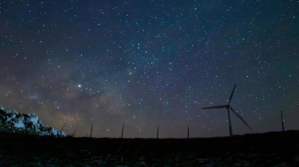 宙舞う風車と銀河 風力発電機,天の川,星空の写真素材