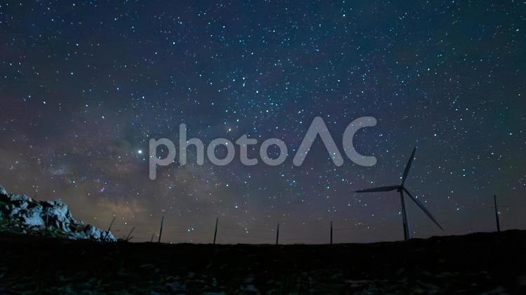 宙舞う風車と銀河 風力発電機,天の川,星空の写真素材