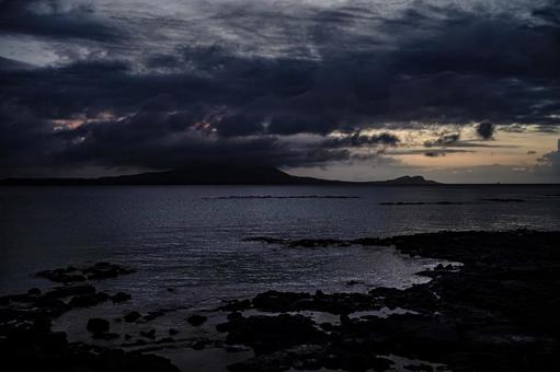 <五島の風景>夏の夜明けの海と鬼岳の景色 <五島の風景>夏の夜明けの海と鬼岳の景色の写真