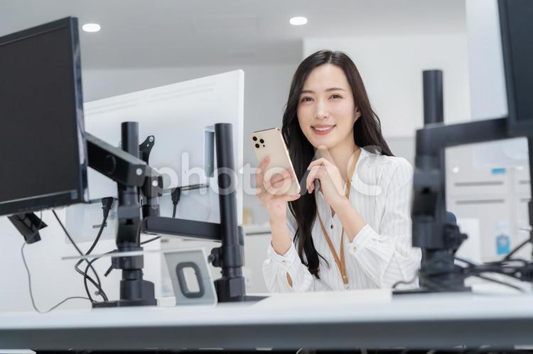 オフィスカジュアルの若い女性エンジニア ビジネス,エンジニア,女性の写真素材