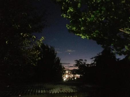 遠くに見える街と一番星 遠くに見える街と一番星 一番星,宵,空の写真素材