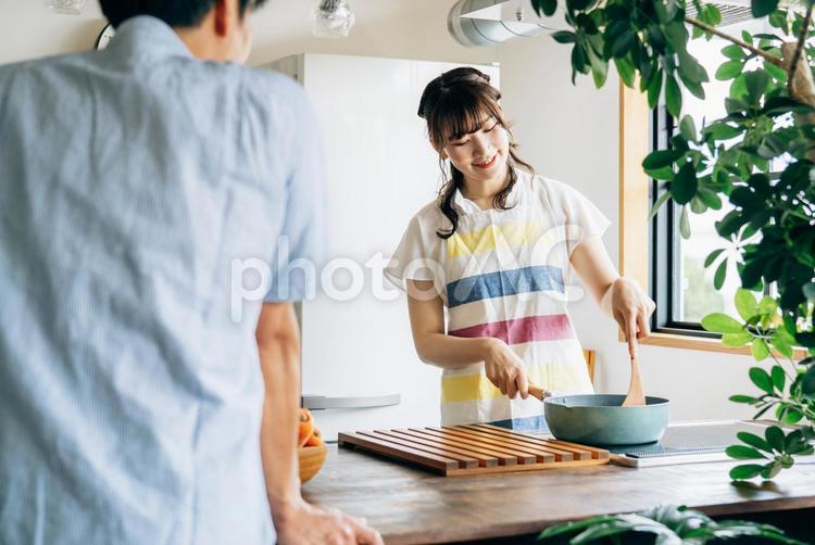 一緒に料理を作る男女（夫婦・フライパンと野菜） 夫婦,料理,キッチンの写真素材