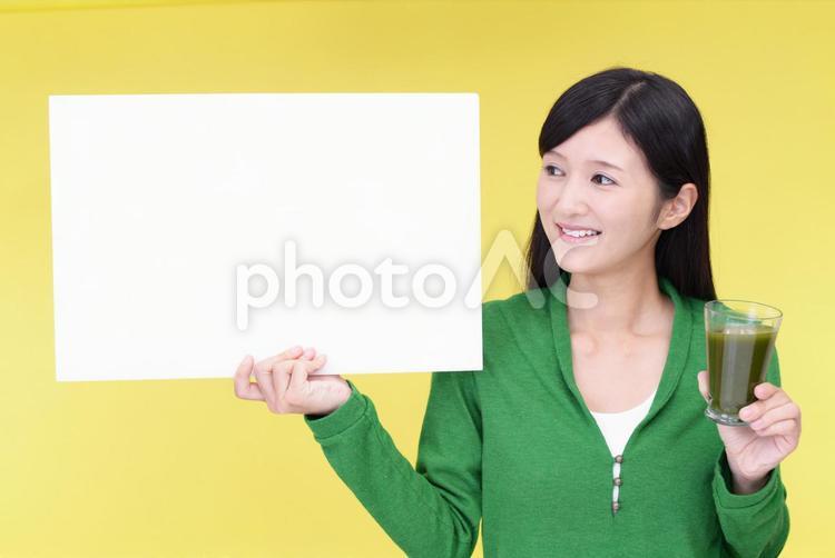 ホワイトボードを持つ笑顔の女性 女性,女,ジュースの写真素材