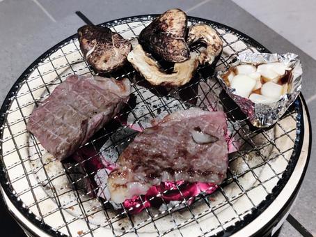 七輪で焼く和牛とキノコ 牛肉,和牛,肉の写真素材