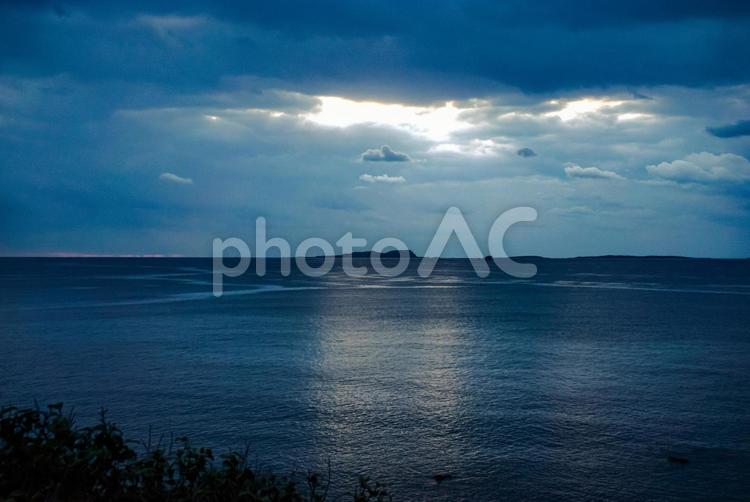 ＜五島市の風景＞曇った日の朝の鐙瀬 風景,空,海の写真素材