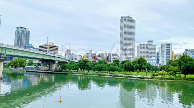 高速道路が横切る川沿いのビル群 ビル,ビル群,高層の写真素材