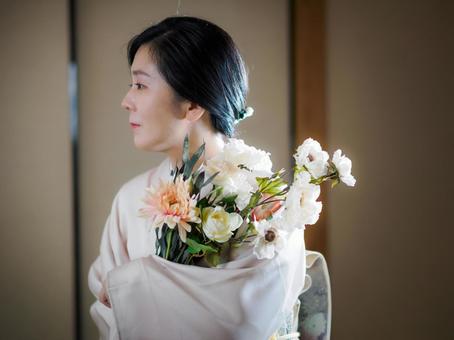 33：花と着物の女性 着物,花,花束の写真素材