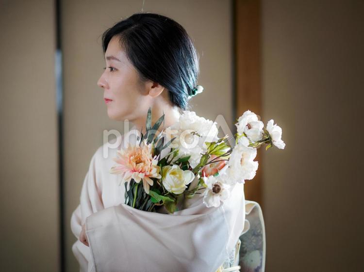 33：花と着物の女性 着物,花,花束の写真素材