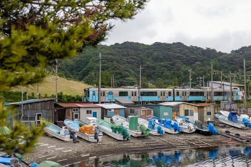 船着き場とボートと青い森鉄道車両 船着き場とボートと青い森鉄道車両の写真