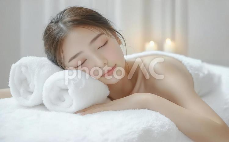 美容エステでリラックスして眠る若い女性 女性,美容,エステの写真素材