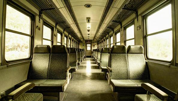 老朽化したバスや電車の車内 老朽化したバスや電車の車内の写真