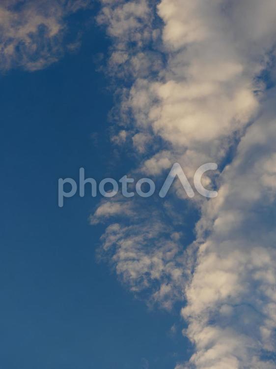 晴れの日の空と雲の背景素材  青空,雲,背景の写真素材