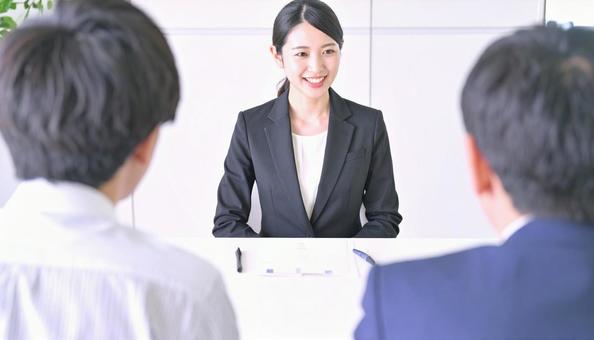 面接に臨む女性と面接官 面接に臨む女性と面接官の写真