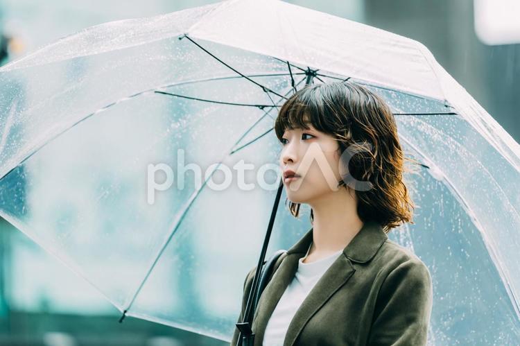 雨の中で傘をさす女性（梅雨・6月） 雨,梅雨,6月の写真素材
