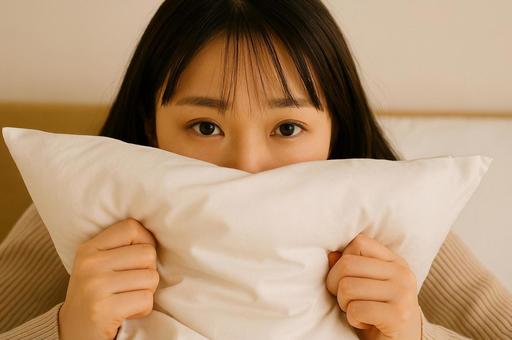 布団から出られない女性 布団から出られない女性の写真