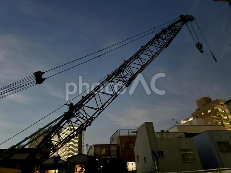 夕暮れ時の工事現場 シルエット,夜,暗いの写真素材