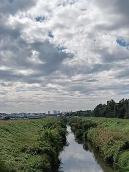 雲が広がる空と川の風景 雲が広がる空と川の風景 川,空,雲の写真素材